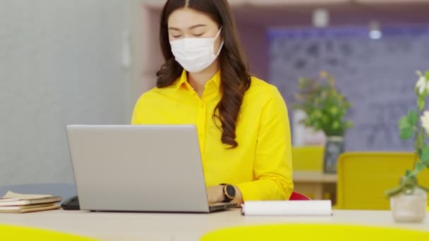 Χαρούμενη Ασιάτισσα Επιχειρηματίας Φορώντας Μάσκα Προσώπου Αναζητούν Φορητό Υπολογιστή Εργασίας — Αρχείο Βίντεο