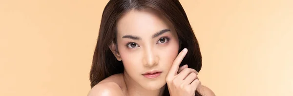 きれいな肌と新鮮な肌で美しいアジアの女性の笑顔のバナー幸福と陽気な肯定的な感情で ベージュの背景に孤立 美容と化粧品のコンセプト — ストック写真