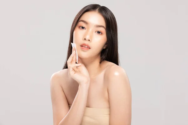 Çekici Çekici Asyalı Genç Kadın Gülümseyecek Makyaj Malzemesi Ile Doku — Stok fotoğraf