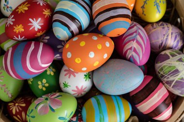 Paskalya yumurtaları ahşap zemin üzerinde fotokopi alanı, yumurtaların üzerine renkli ve el yapımı boya Avrupa 'da geleneksel Paskalya Günü için, Paskalya Günü Konsepti