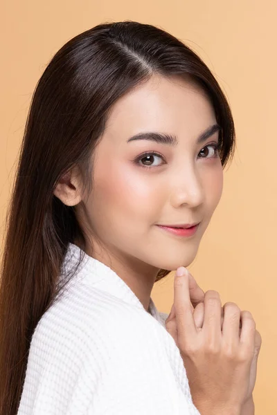 Mulher Asiática Bonita Usando Roupão Banho Sorriso Com Pele Limpa — Fotografia de Stock