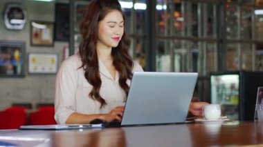 Bilgisayarlı bilgisayarda çalışan Asyalı kadının modern ofis ya da ortak çalışma alanı İş Kuruluşu Konsepti 'nde fikir ve gereksinim edinmek için çalışmasının çekiciliği