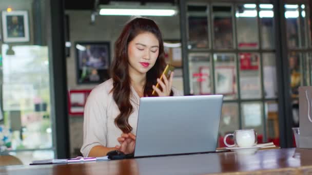 Piękna Atrakcyjna Azjatka Pracuje Uśmiechem Laptopie Rozmawia Klientem Smartfonie Aby — Wideo stockowe