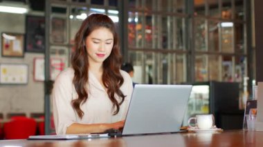 Bilgisayarlı bilgisayarda çalışan Asyalı kadının modern ofis ya da ortak çalışma alanı İş Kuruluşu Konsepti 'nde fikir ve gereksinim edinmek için çalışmasının çekiciliği