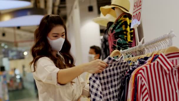 Wanita Muda Asia Yang Cantik Mengenakan Masker Bedah Wajah Memilih — Stok Video