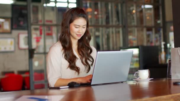 Happiness Atrakcyjna Azjatka Pracująca Laptopem Komputerowym Myśląca Nowych Pomysłach Wymaganiach — Wideo stockowe