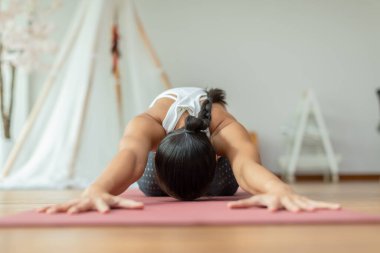 Atletik Asyalı kadının sakinliği yoga yapıyor. Çocuk sabahları meditasyon yapıyor. Kendini çok rahat ve rahat hissediyor.