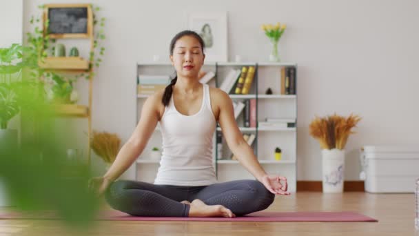 Calmo Mulher Asiática Atraente Prática Ioga Lótus Posar Para Meditação — Vídeo de Stock