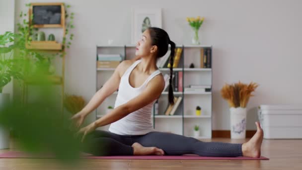 Calma Atractiva Mujer Asiática Practica Yoga Lado Derramado Estiramiento Pose — Vídeos de Stock