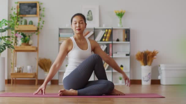 Tenang Wanita Asia Yang Menarik Berlatih Yoga Sisi Tumpah Pose — Stok Video