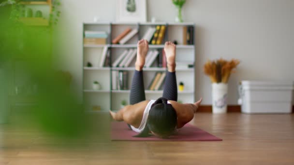 Atlética Mujer Asiática Practicar Yoga Arco Dhanurasana Posar Meditación Dormitorio — Vídeo de stock