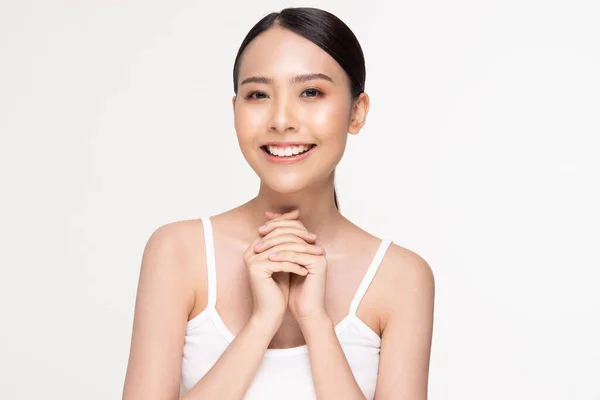 美丽的年轻亚洲女子手牵着手微笑 带着健康 清新的肌肤 与洁白的背景隔离 美丽的美容美发理念 — 图库照片