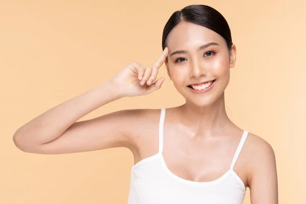 아리따운 아시아인젊은 부드러운 미소를 긍정적 베이지 화장품 컨셉으로 쾌활하게 웃는다 — 스톡 사진