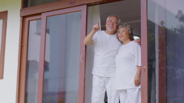 Mutluluk Pencerelerin Yanında Beyaz Saçlı Iki Yaşlı Asyalı Çift Evlerinin — Stok video