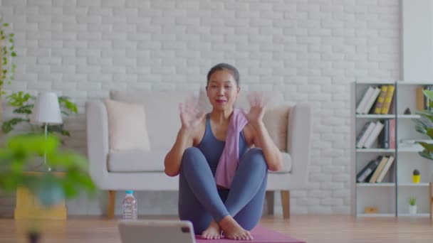 Wellness Idrottare Asiatisk Kvinna Söker Laptop Hälsning Och Säga Hej — Stockvideo