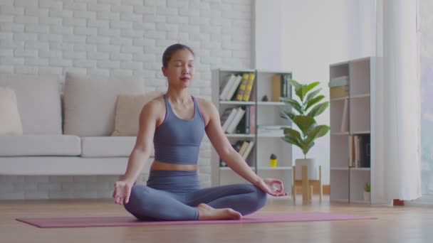 Klid Atraktivní Asijské Ženy Praxe Jóga Lotos Pózovat Meditace Ložnici — Stock video