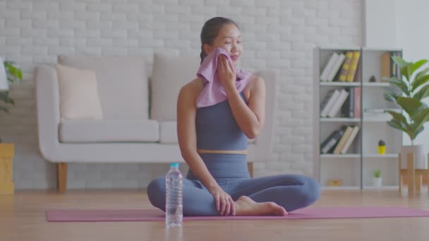 Wellness Asian Athlete Woman Take Break Yoga Exercise Workout Drinking — Αρχείο Βίντεο