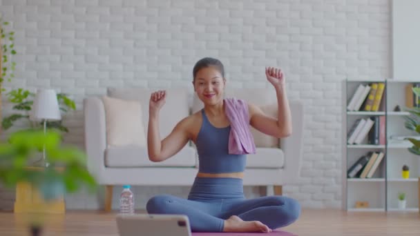 Asiatisk Idrottsman Kvinna Paus Yoga Klass Video Konferens Online Dans — Stockvideo