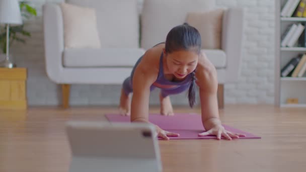 Bien Être Attrayant Asiatique Femme Regarder Portable Pratique Planche Yoga — Video