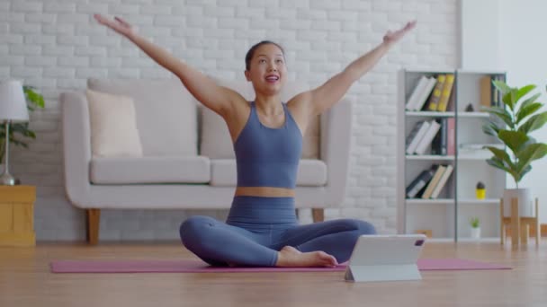 Entraîneur Yoga Asiatique Athlète Femme Enseignant Classe Yoga Vidéoconférence Streaming — Video