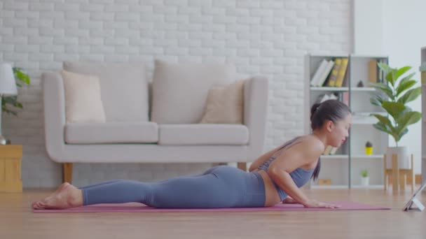 Wellness Attraktiv Asiatisk Kvinna Utövar Yoga Cobra Pose Online Kurs — Stockvideo