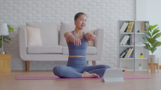 Asiatisk Yoga Coach Idrottsman Kvinna Undervisning Yoga Klass Video Konferens — Stockvideo