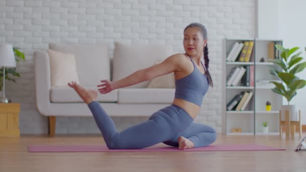 Attraktiv Asiatisk Kvinna Öva Yoga King Duva Posera Online Kurs — Stockvideo