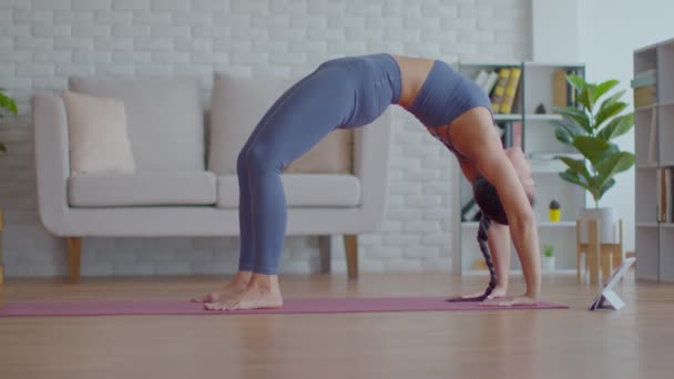 Asiatisk Kvinna Utövar Yoga Bridge Online Kurs Hemma Plötsliga Skador — Stockvideo