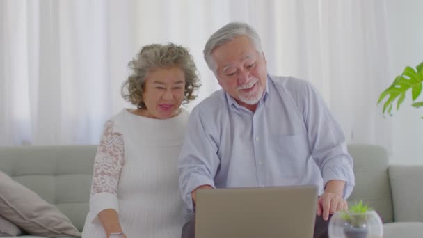 Happy Wellness Asijské Starší nebo Senioři pár s bílými vlasy pomocí počítače notebook VDO konference Call on-line setkání s rodinou a úsměv doma, Důchod životní styl doma koncept