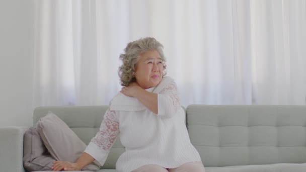 Asiática Edad Avanzada Mujer Con Pelos Blancos Cuello Hombro Dolor — Vídeos de Stock
