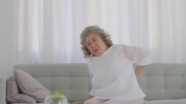 Yaşlı Asyalı Yaşlı Beyaz Saçlı Bir Kadın Evdeki Kanepede Sırt — Stok video