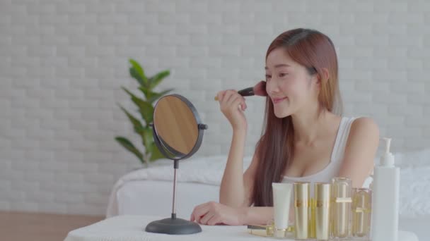 Glad Asiatisk Ung Kvinde Smil Ser Spejl Gør Hudpleje Anvende – Stock-video