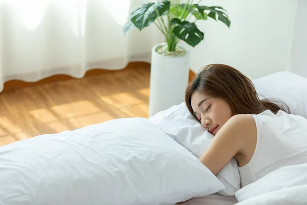 美しい魅力的なアジアの女性の睡眠と甘い夢はとてもリラックスして快適な朝の気持ちで居心地の良いベッドルームでベッドの上に横たわっています ヘルスケアの概念 — ストック写真