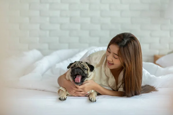 Азиатская Молодая Женщина Играет Своей Симпатичной Собакой Породы Мопс Уютной — стоковое фото