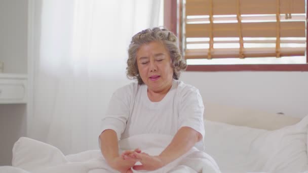 Felice Pensione Asiatica Svegliarsi Allungare Braccia Mattino Modo Fresco Confortevole — Video Stock