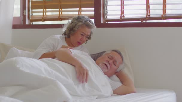 Asyalı Beyaz Saçlı Hapşıran Yatakta Öksüren Yaşlı Bir Adam Evde — Stok video