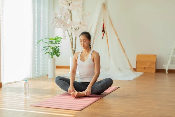 Tenang Wanita Asia Yang Menarik Praktek Yoga Pernapasan Dan Meditasi — Stok Foto