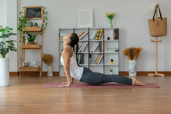 Tenang Wanita Asia Yang Menarik Berlatih Yoga Pose Kobra Untuk — Stok Foto