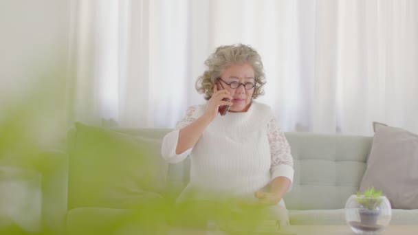 Stress Elderly Asian Woman White Hairs Have Problem Something Talking — Vídeo de Stock