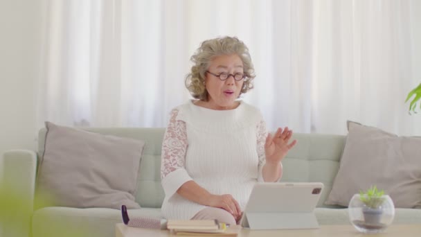 Счастье Пожилая Азиатская Женщина Белыми Волосами Сидя Диване Помощью Компьютера — стоковое видео
