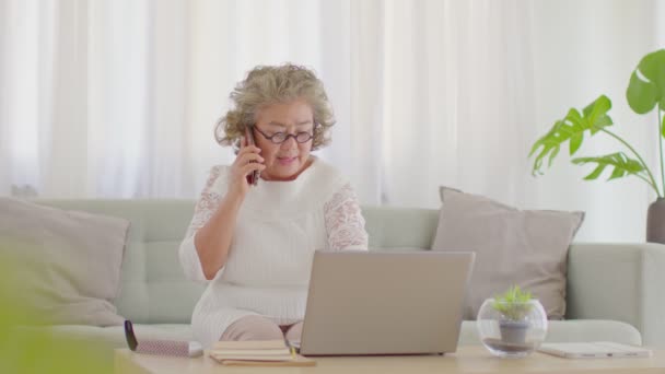 Štěstí Asijské Starší Žena Bílými Vlasy Držet Knihu Učení Počítačem — Stock video