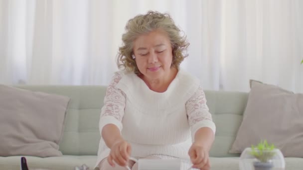 Feliz Asiática Ancianos Ancianos Mujer Con Máscara Médica Para Prevenir — Vídeo de stock