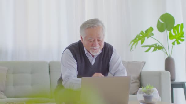 Счастье Оздоровления Пожилой Красивый Азиат Мужчина Белыми Волосами Сидя Диване — стоковое видео