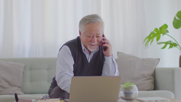 Счастье Азиатский Старший Красивый Бизнесмен Белыми Волосами Держать Мобильный Телефон — стоковое видео