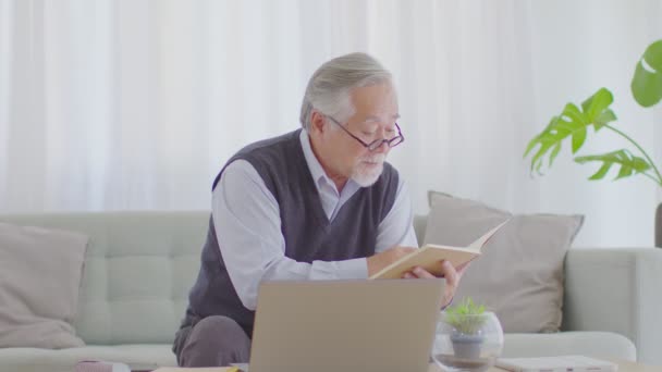 Счастье Азиатский Старший Красивый Бизнесмен Белыми Волосами Держать Книгу Обучение — стоковое видео