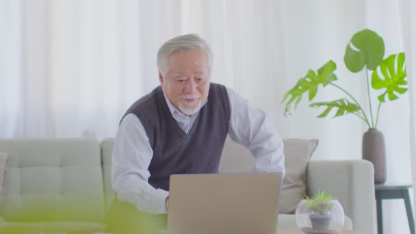 Felicità Anziano Asiatico Uomo Seduto Sul Divano Utilizzando Computer Portatile — Video Stock