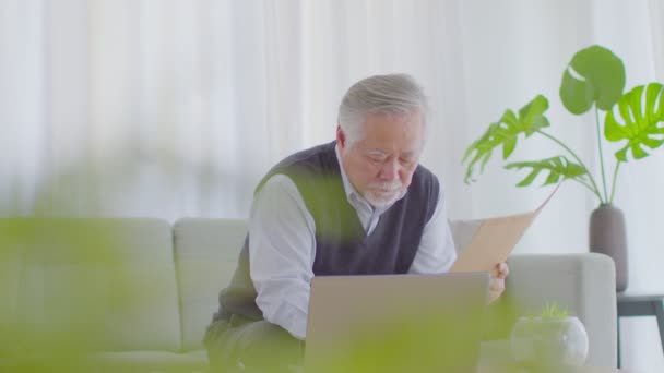 Mutluluk Asyalı Kıdemli Beyaz Saçlı Yakışıklı Adamı Dizüstü Bilgisayarla Kitabı — Stok video