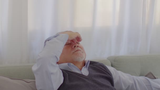 Азиатский Пожилой Мужчина Пожилой Внезапная Головная Боль Мигрень Боль Болезнь — стоковое видео
