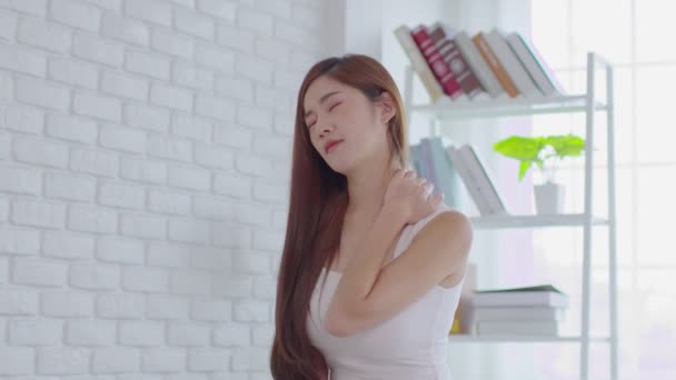 Güzel Bir Asyalı Genç Kadının Evdeki Rahat Yatak Odasında Uyandıktan — Stok video