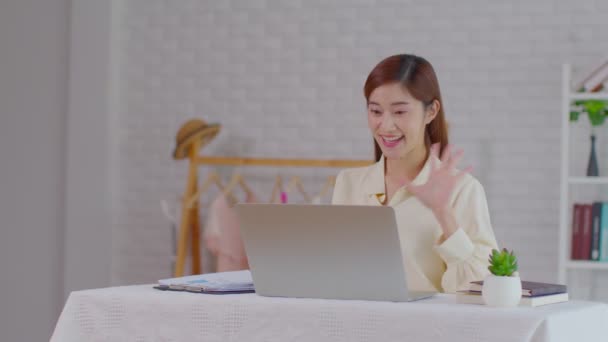 幸せな若いアジアのビジネス女性がオンラインビデオ会議を呼び出し 自宅でビジネスチームや顧客との販売報告書を示す 家庭での自己分離によるウイルスのパンデミック ビジネススタートアップコンセプト — ストック動画